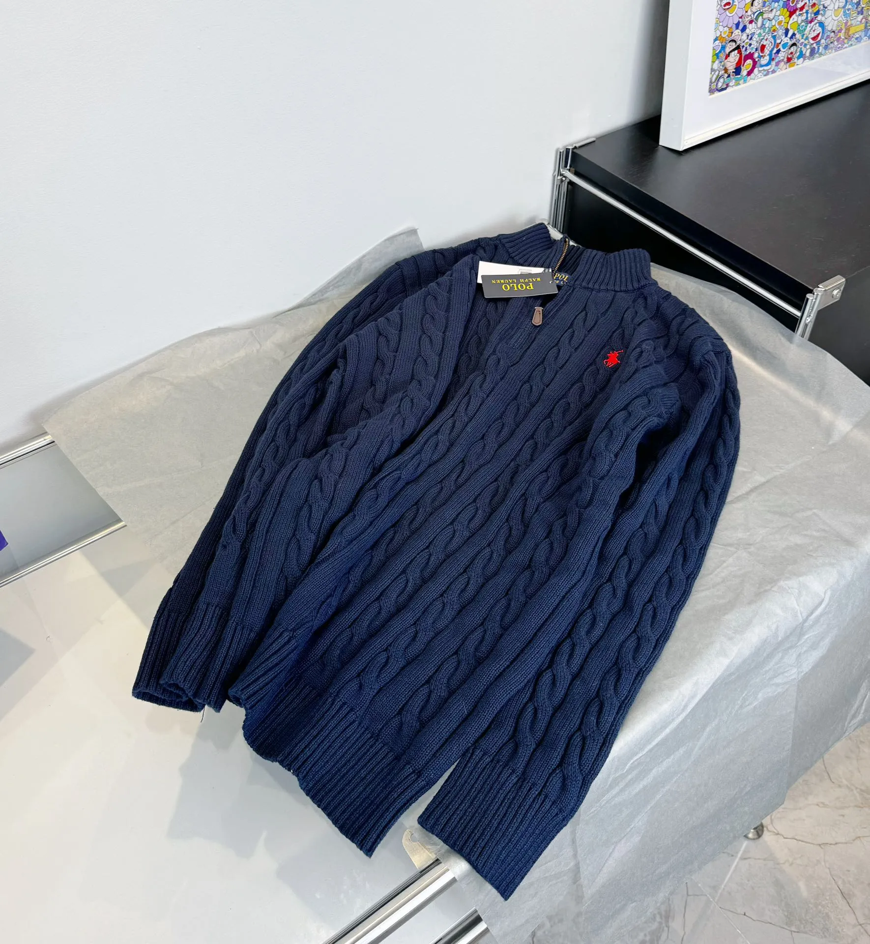 🅿️260 Style number: L02 RALPH LAUREN/Ralph Lauren classic war horse small label embroidered logo Paul polo turtleneck pullover classic half-zip knitted twist sweater sweater Size: Made of pure cotton yarn 🧶 blended with wool, pure cotton is skin-friendly and comfortable, small label war horse embroidered twist turtleneck sweater 🐎 high quality. Follow the blogger to learn how to wear it! Let’s get a Ralph Lauren cable sweater. It’s a super hard-to-find series after it became popular. It’s hard to find one on the official website. It’s simple and practical to wear, with a lazy and loose feel. The thickened fabric has more texture, soft and delicate feel, and a loose fit. Whether worn alone or layered, you can wear different styles of fashion with just one piece!   Size reference # xs s m l Length 64 66 68 70 Shoulder width 40 41 42 44 Bust 46 48 50 52